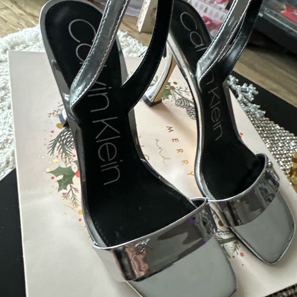 New never worn silver metallic - Picture 2 of 2